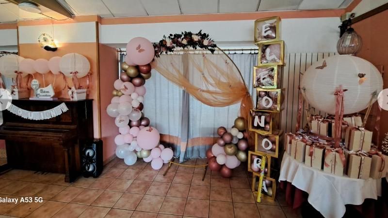 Una stanza piena di palloncini e decorazioni