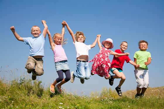 Mother calls to make a children's party reservation in Wailuku, HI