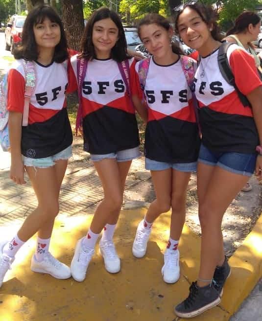 Un grupo de chicas con camisetas 5fs posan para una foto.