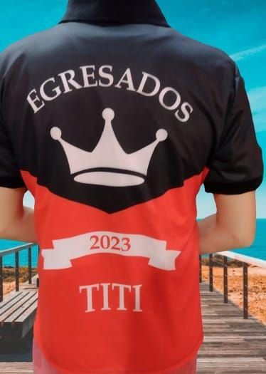 Una persona que lleva una camiseta roja y negra que dice egresados