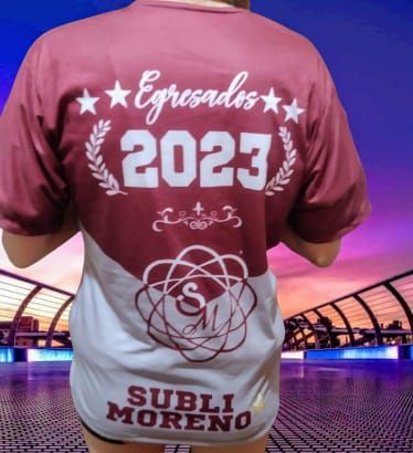 Una persona lleva una camiseta que dice egresados ​​2023