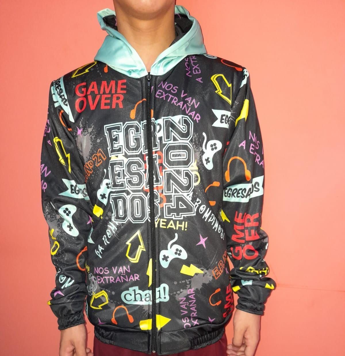 Una persona que lleva una chaqueta que dice 