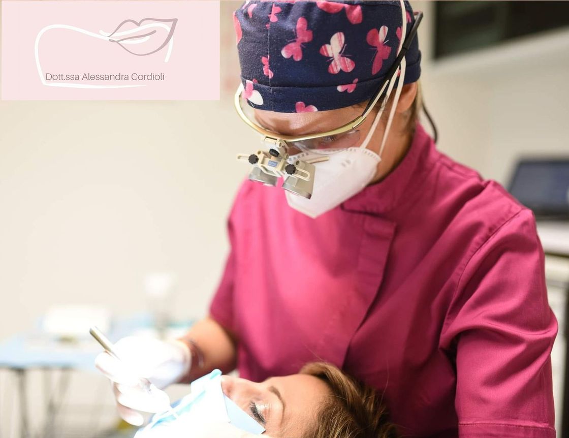 un dentista sta esaminando i denti di un paziente in uno studio dentistico