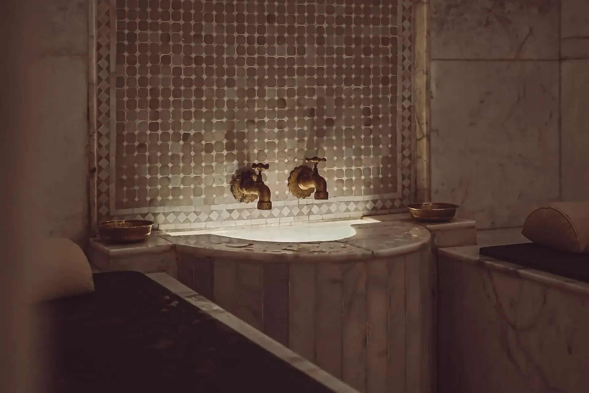 Les Bains de Marrakech's rituel hammam marocain traditionnel ambiance chaleureuse marbre et vapeur