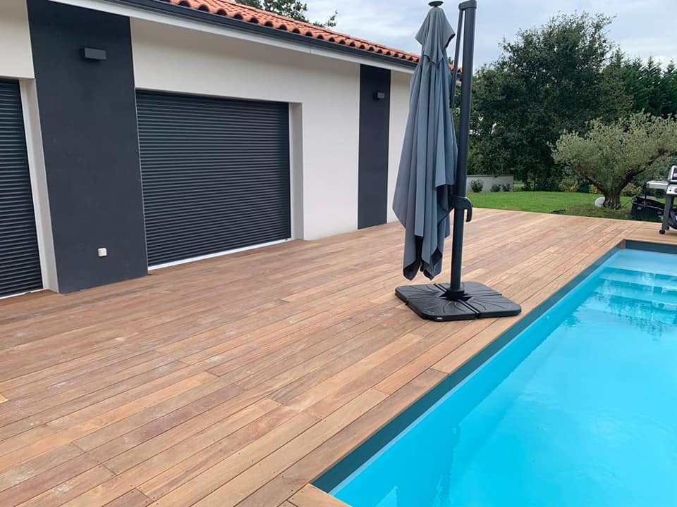 Terrasse en bois exotique à Benquet