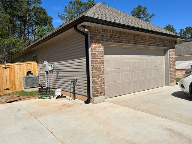 A picture of the side of a garage showing the black gutters in covington, LA