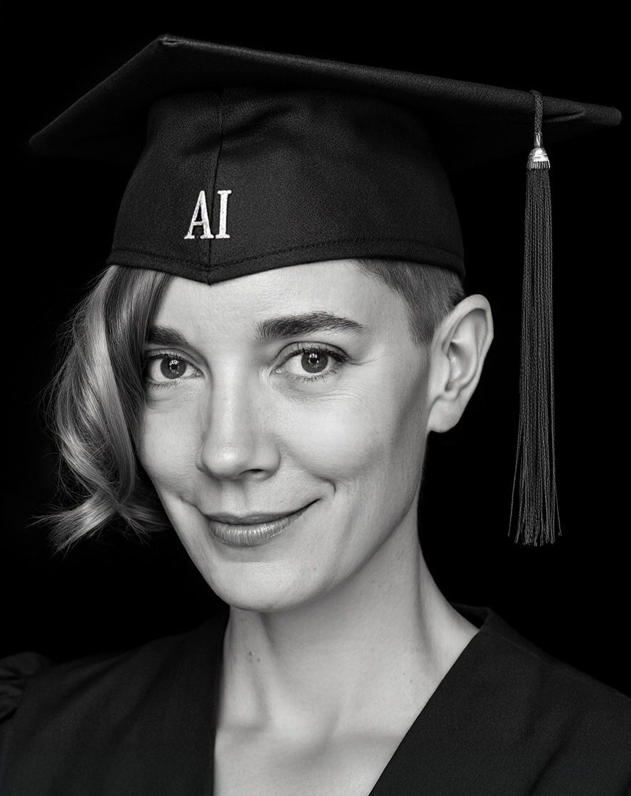 Ein Schwarz-Weiß KI-Bild von Tonya, die einen Doktorantenhut und einen Talar trägt.