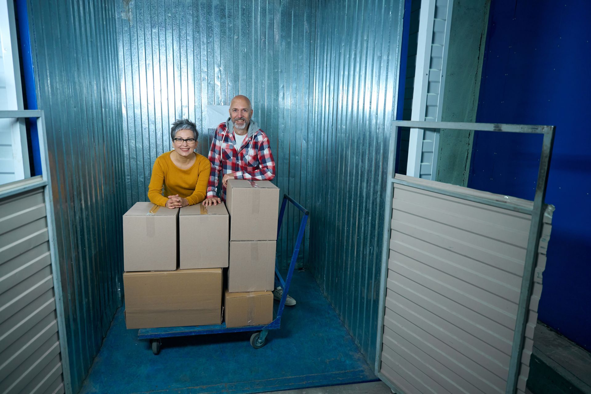 How to pack a storage unit efficiently with organized moving boxes