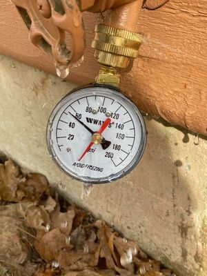 Checking water pressure with a water pressure gauge