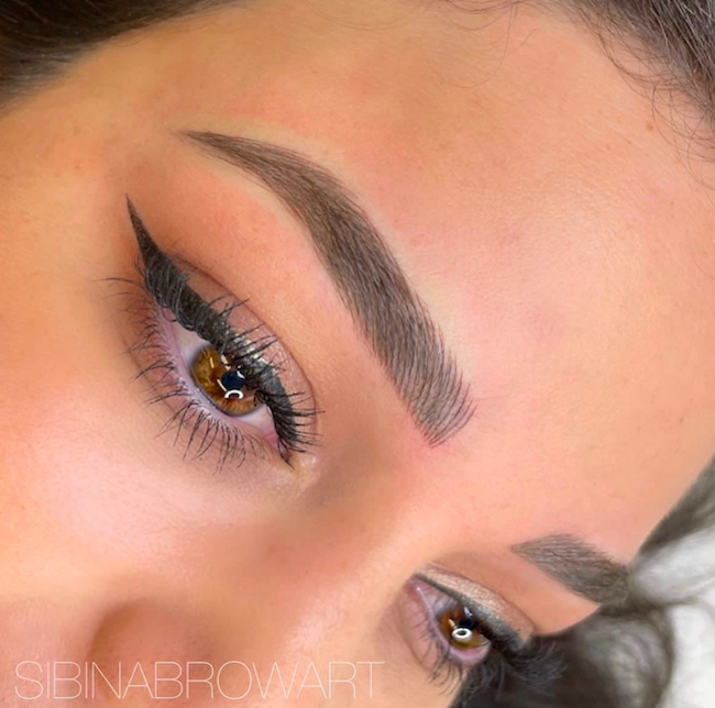 A close up of a woman 's face with eyebrows and eyeliner — Sibina Cosmetic Tattoo Art In Broadbeach, QLD