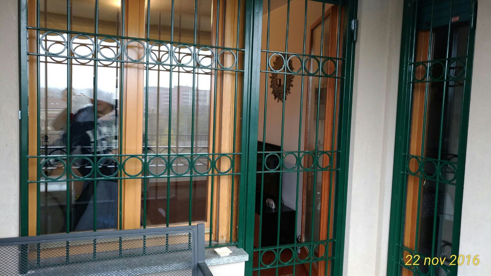 Vomeri verde per porta e finestra di sottili verghe e ornamento circolare