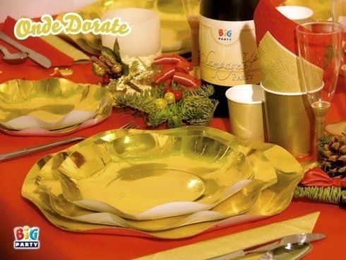 piatti e bicchieri color oro
