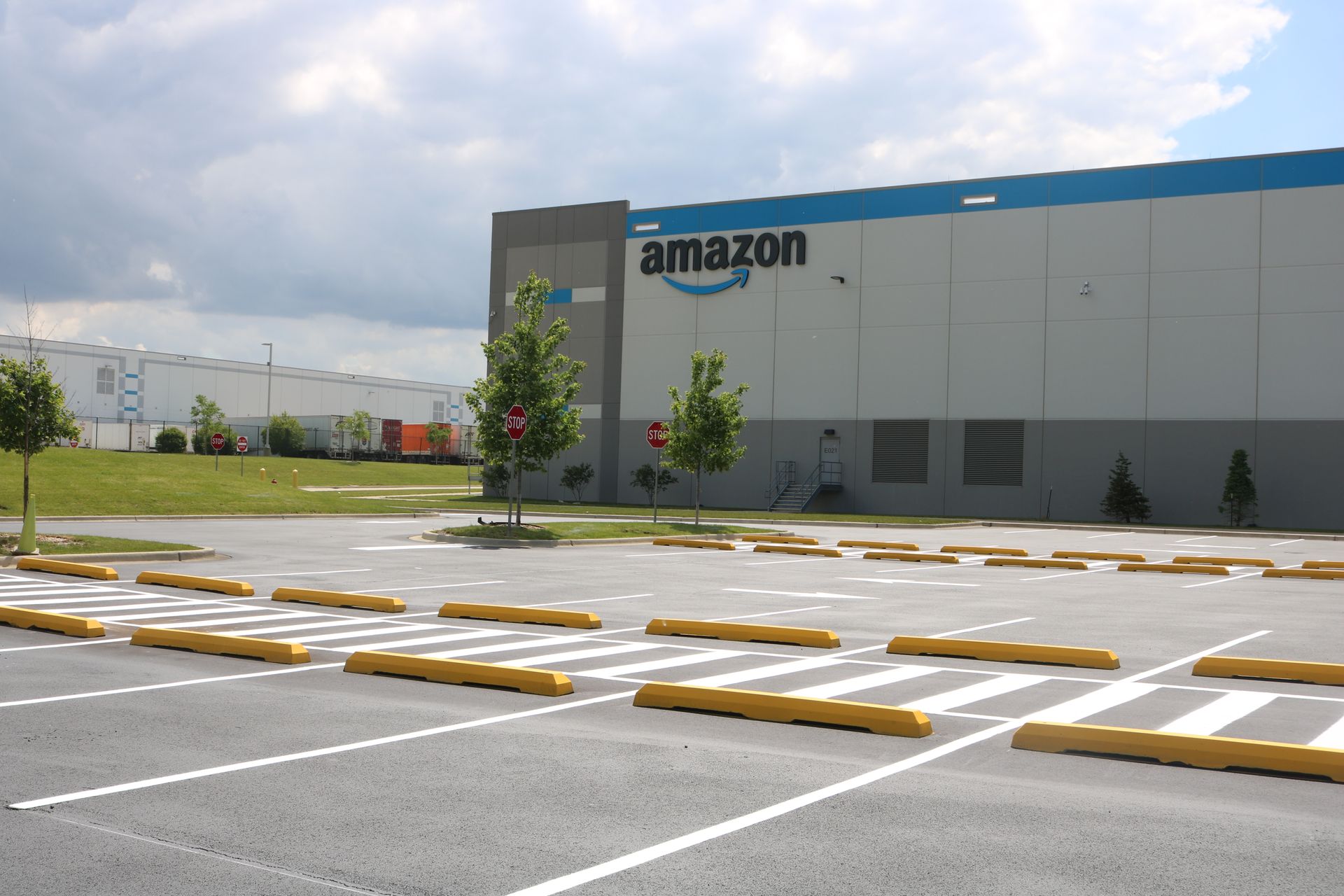 An Amazon building as seen from its parking lot | Elgin, IL | RG Asphalt & Concrete LLC