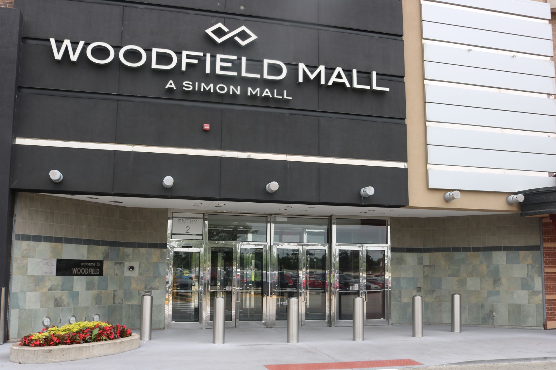 Woodfield bollards Mall | Elgin, IL | RG Asphalt & Concrete LLC