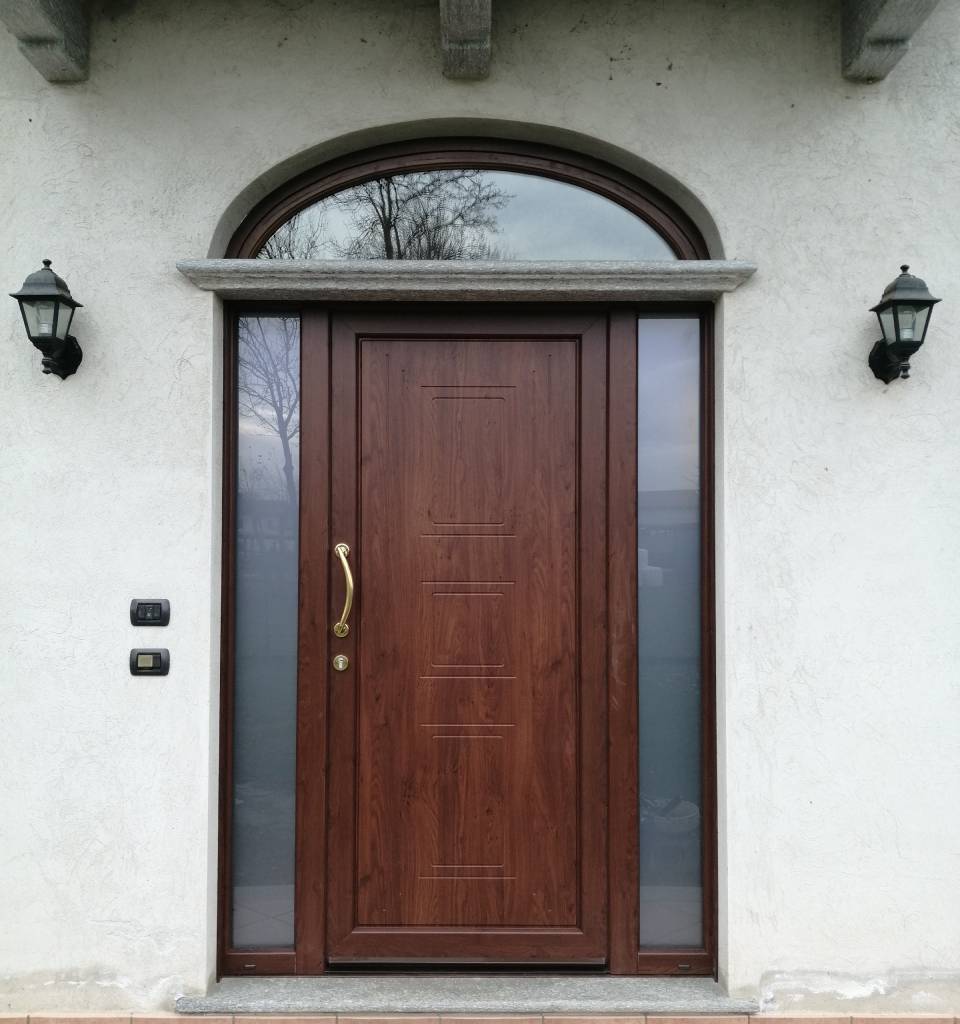 Portoncino con applicazioni in vetro