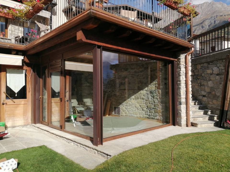 Veranda con serramenti in legno