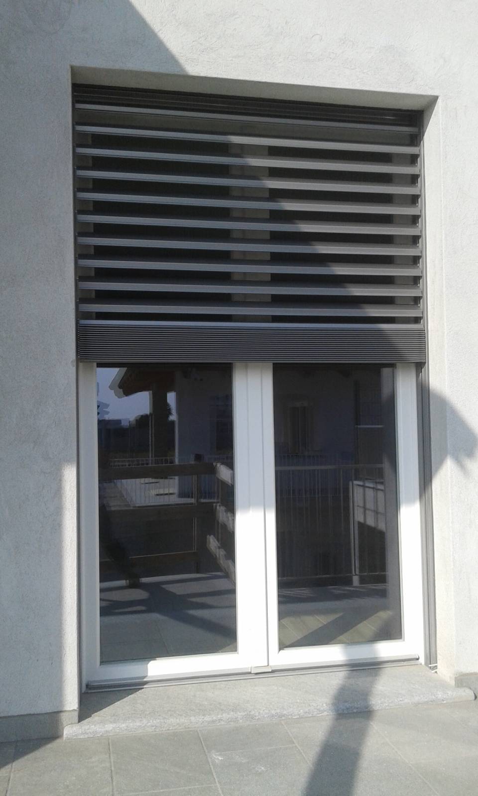 Finestra bianca in PVC con oscuranti