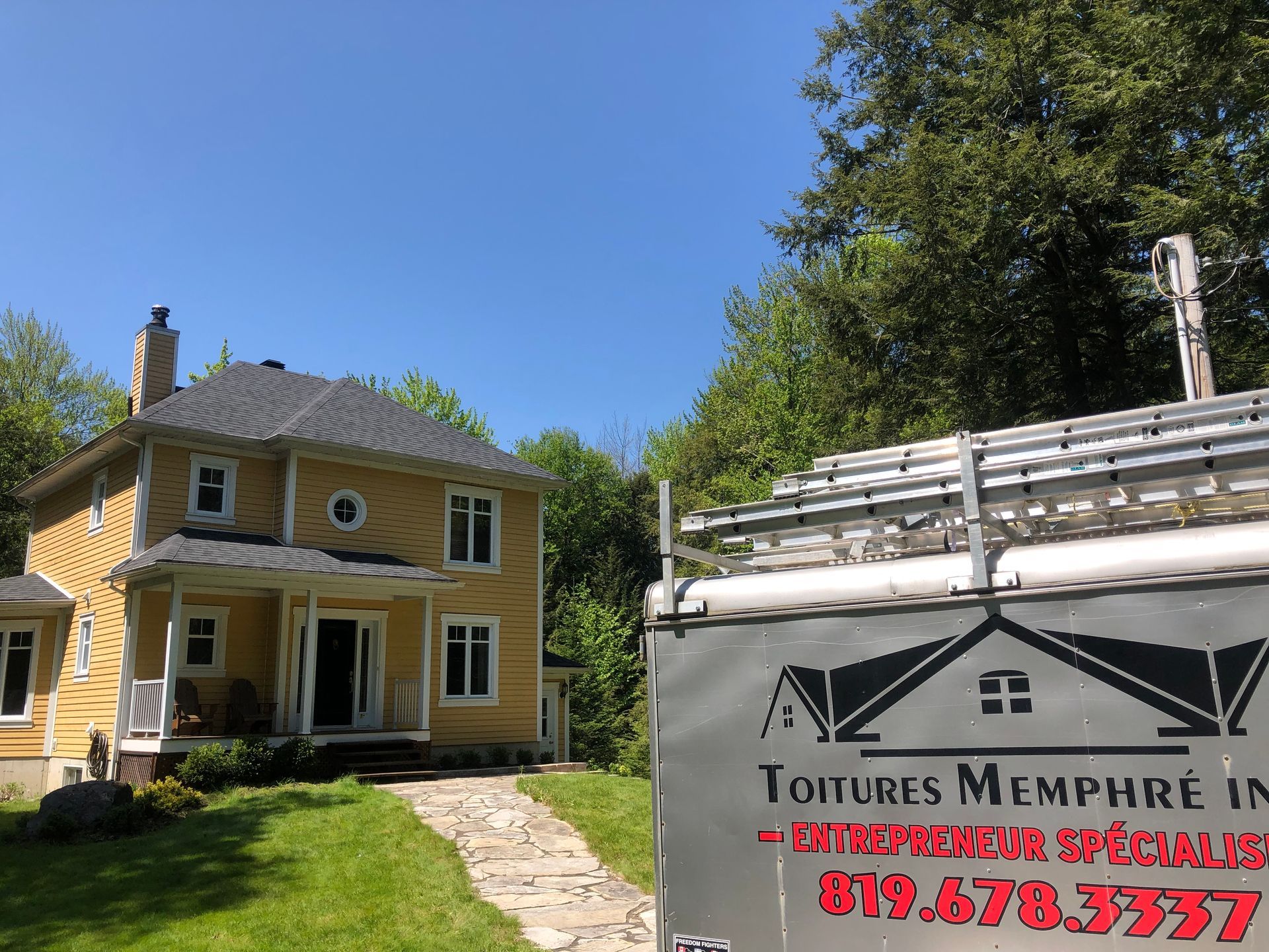 Une maison avec un panneau indiquant toiture memphre devant