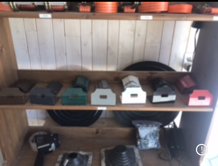 Une étagère en bois avec un tas de boîtes dessus