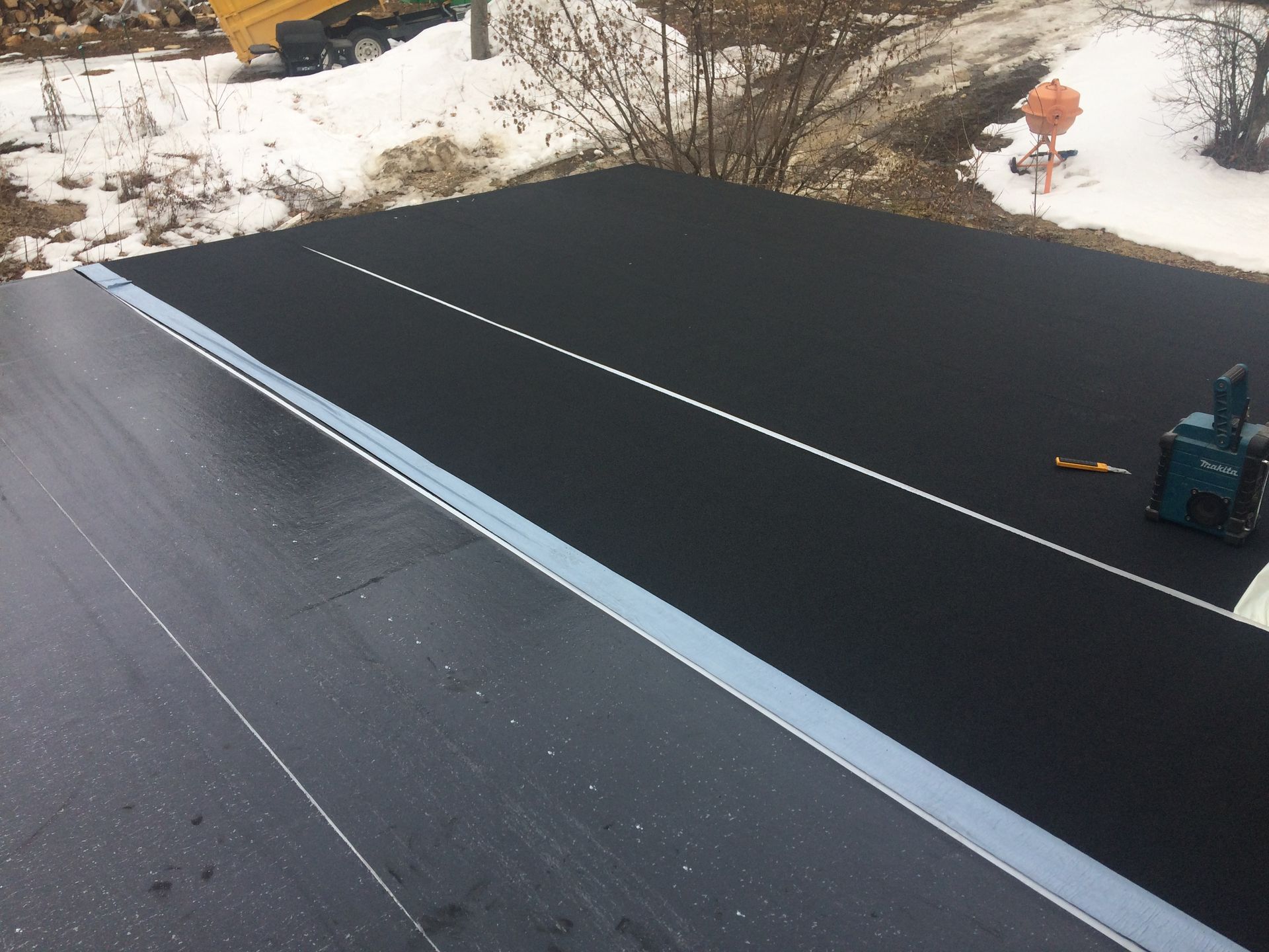 Une route asphaltée noire avec une ligne blanche dessus