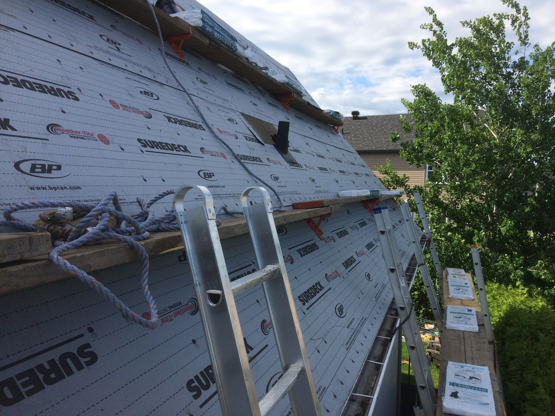 Une échelle est fixée sur le côté d'un bâtiment.