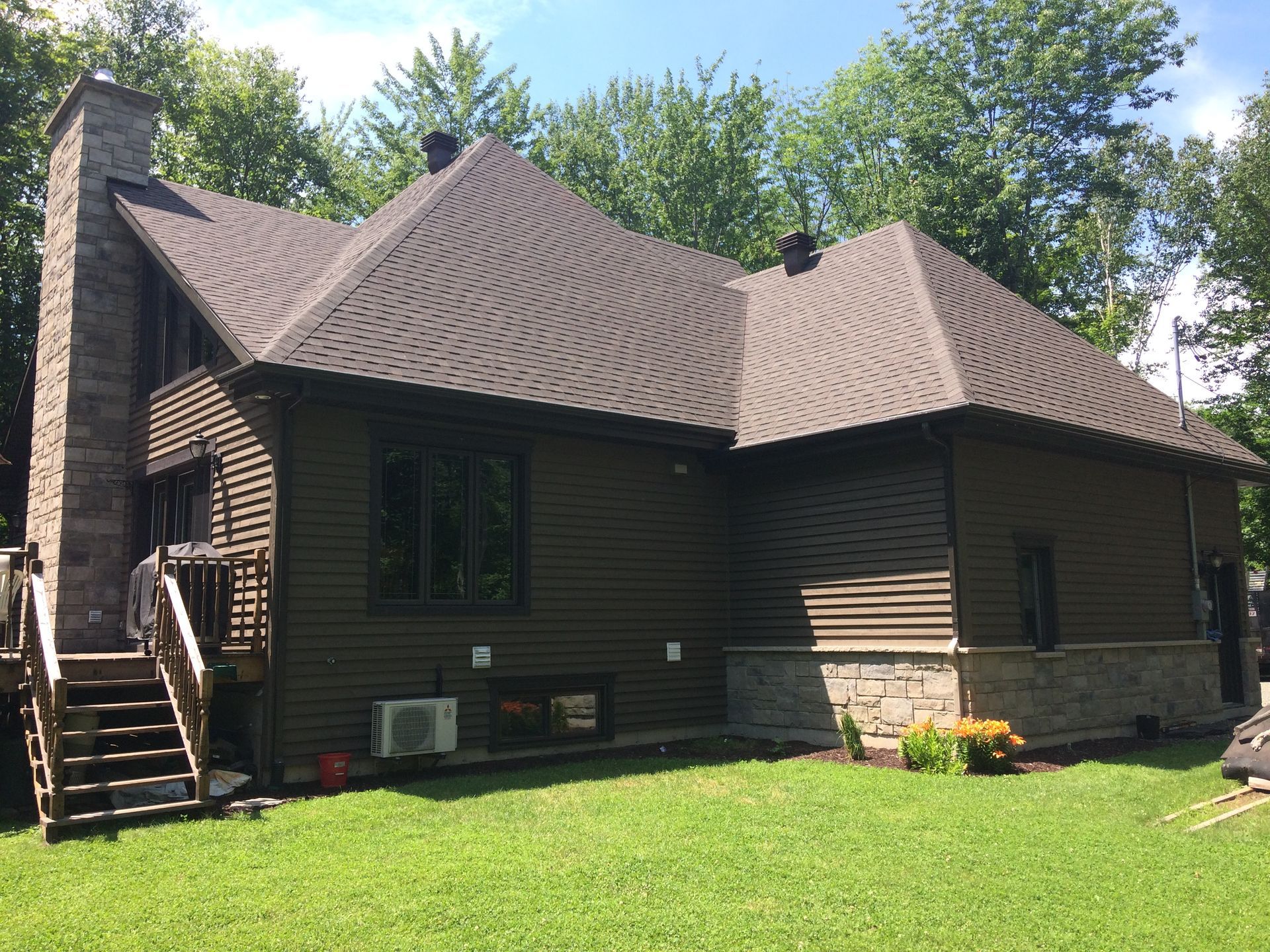 Une grande maison avec une grande pelouse devant elle.