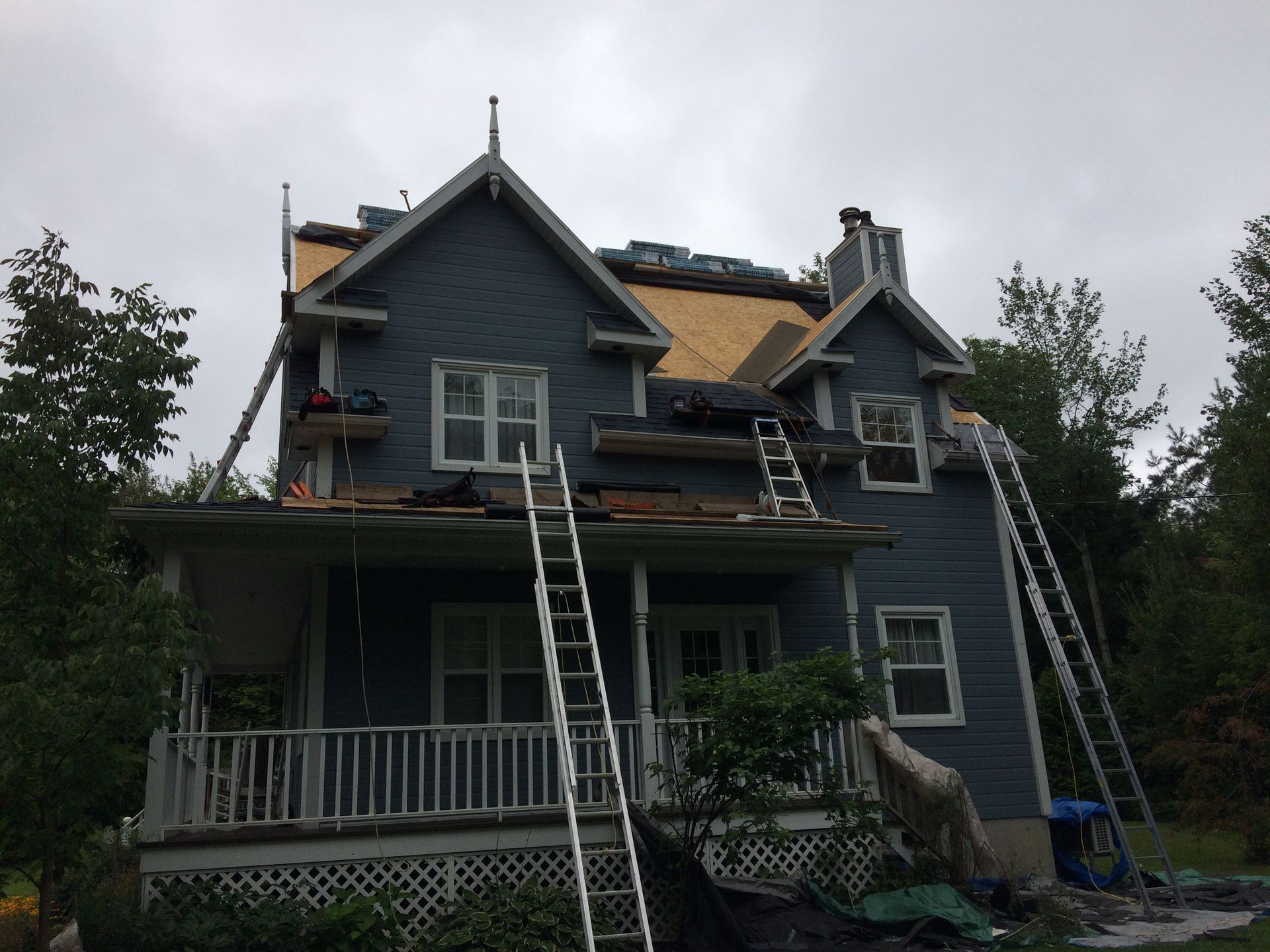 Une maison bleue avec un toit en travaux
