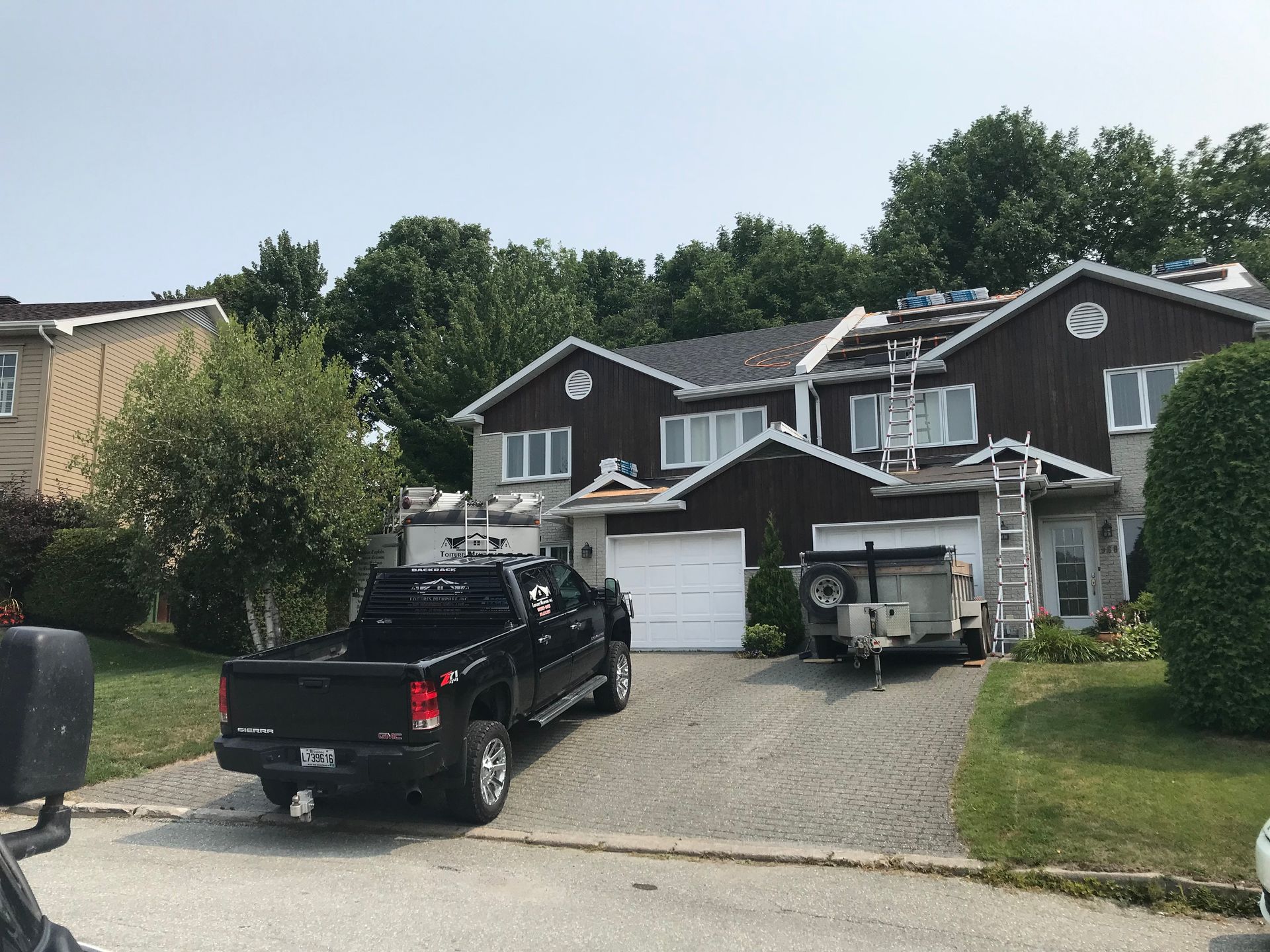 Un camion est garé devant une grande maison.