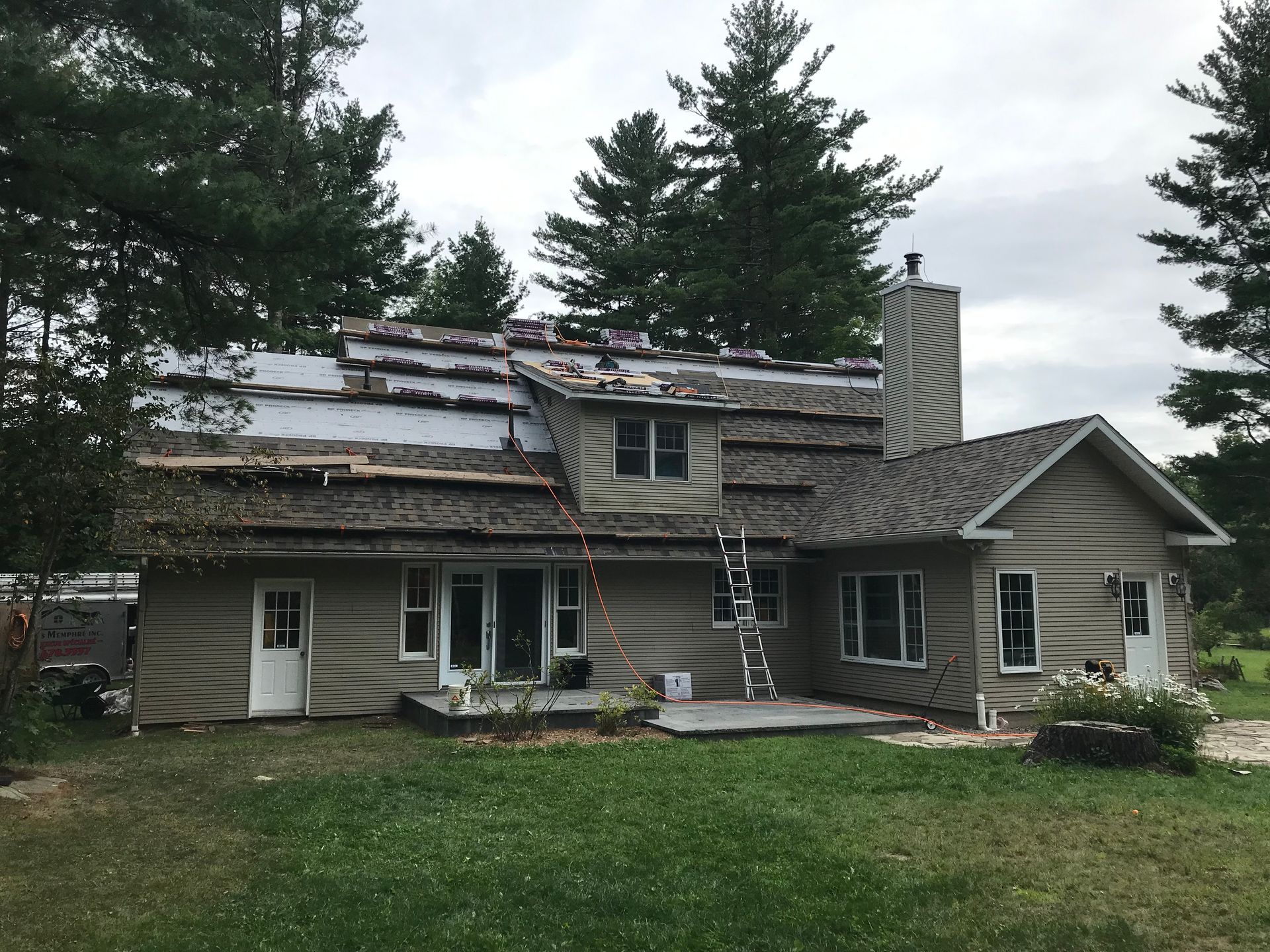 Une maison avec un toit en cours de réparation