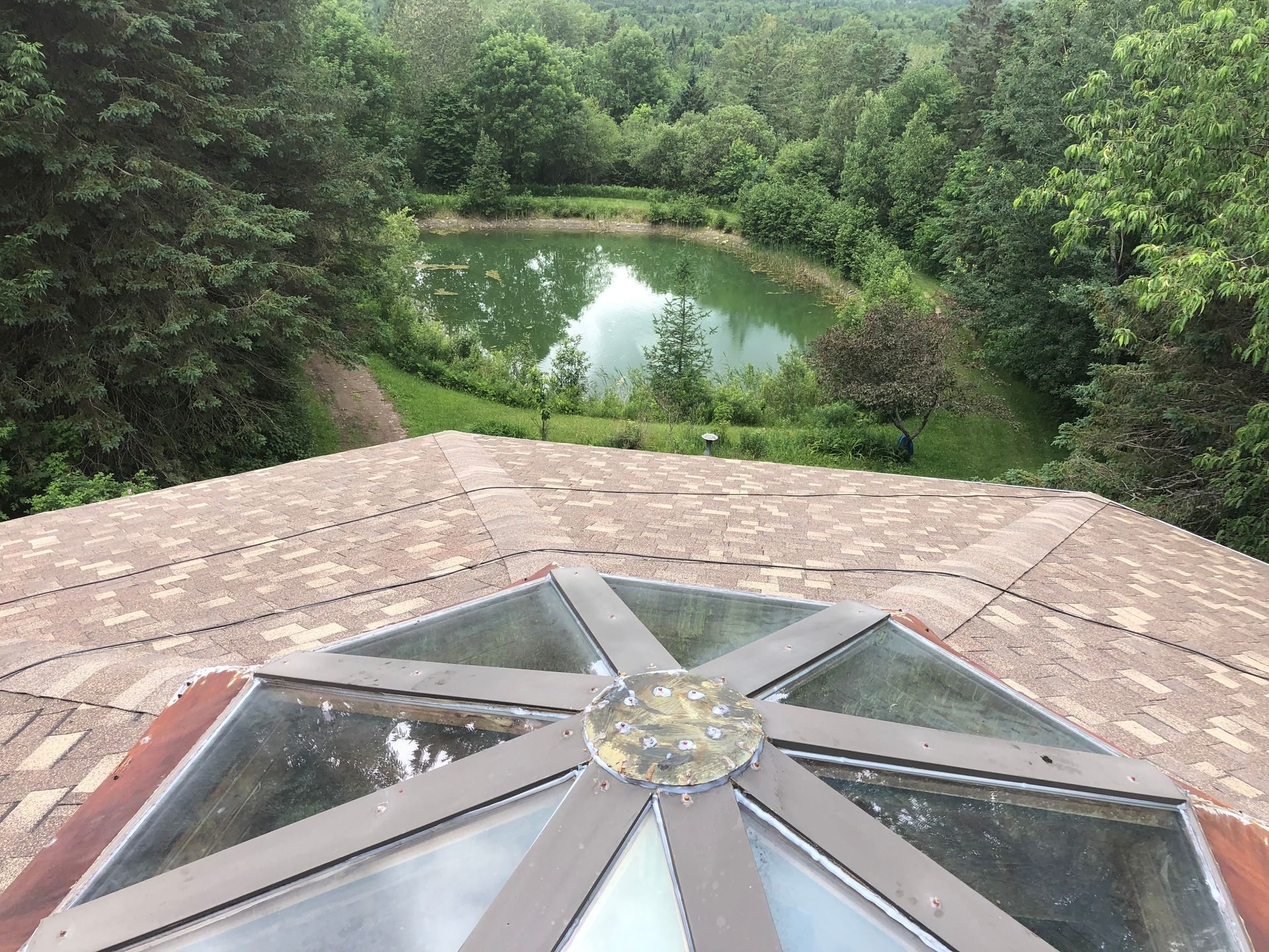 Une vue d'un lac depuis le haut d'un immeuble.