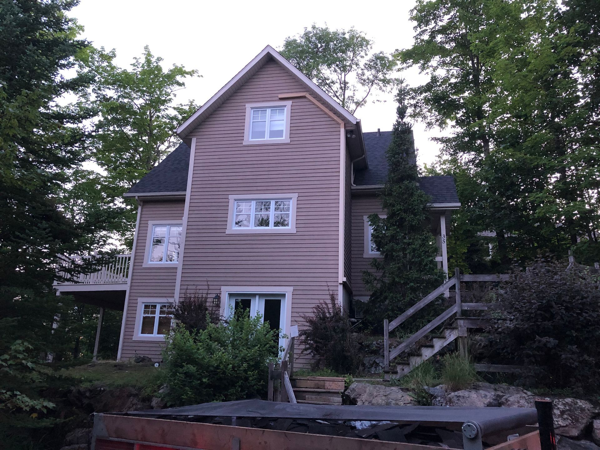 Une grande maison avec un jacuzzi devant