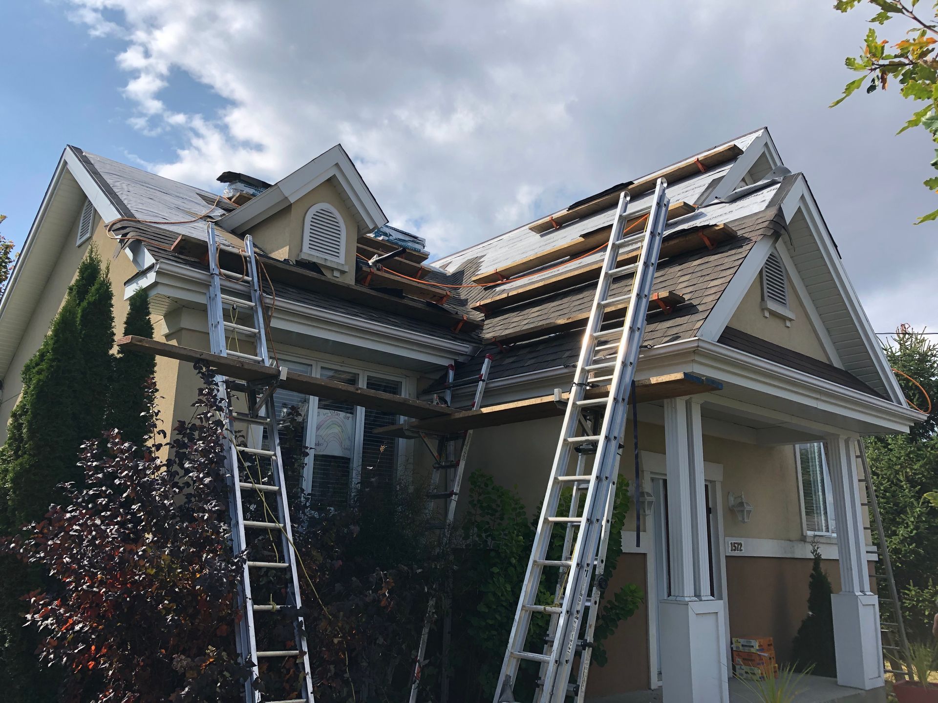 Une maison avec une échelle sur le devant