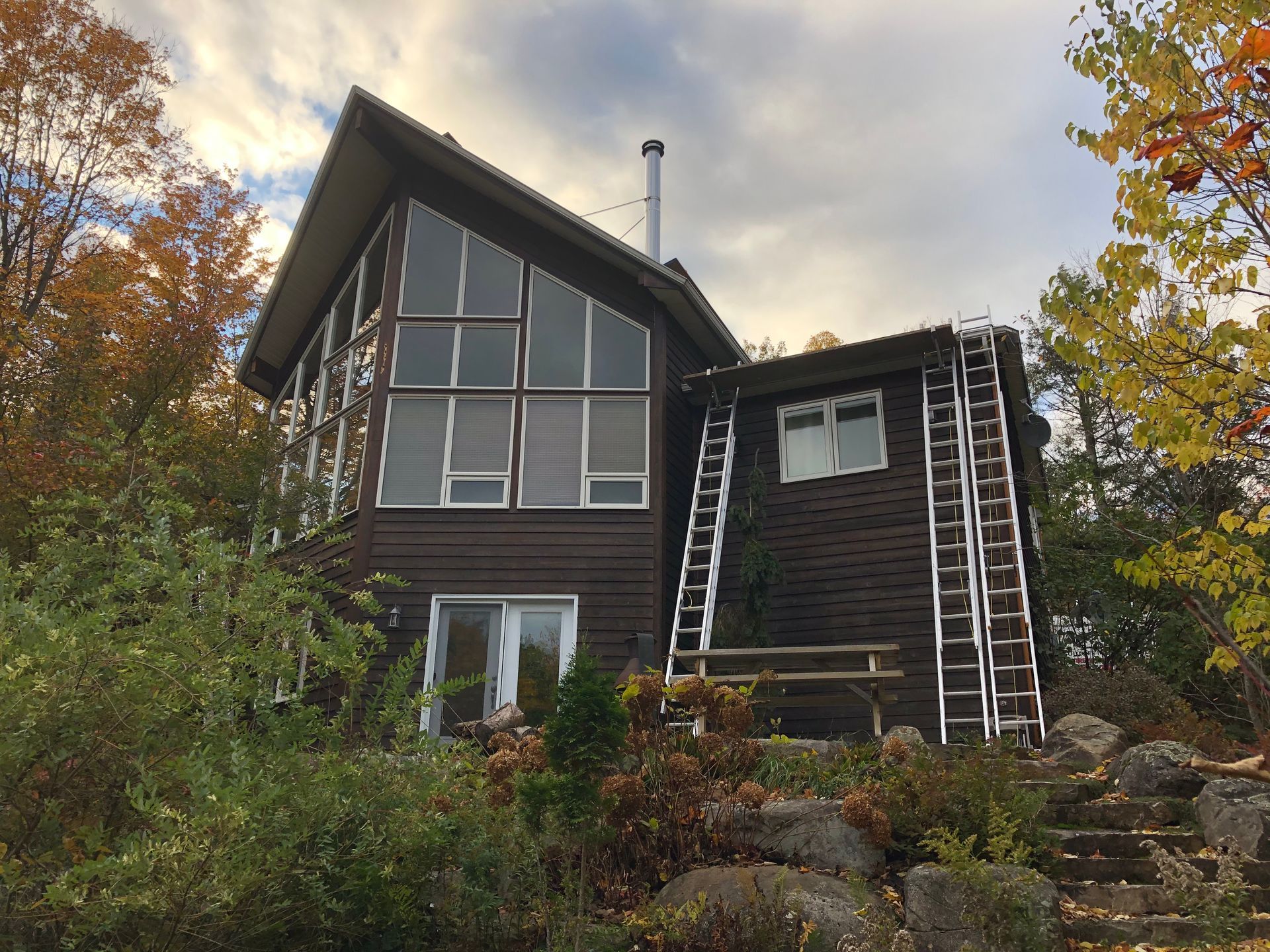 Une maison avec beaucoup de fenêtres et d'escaliers qui y mènent