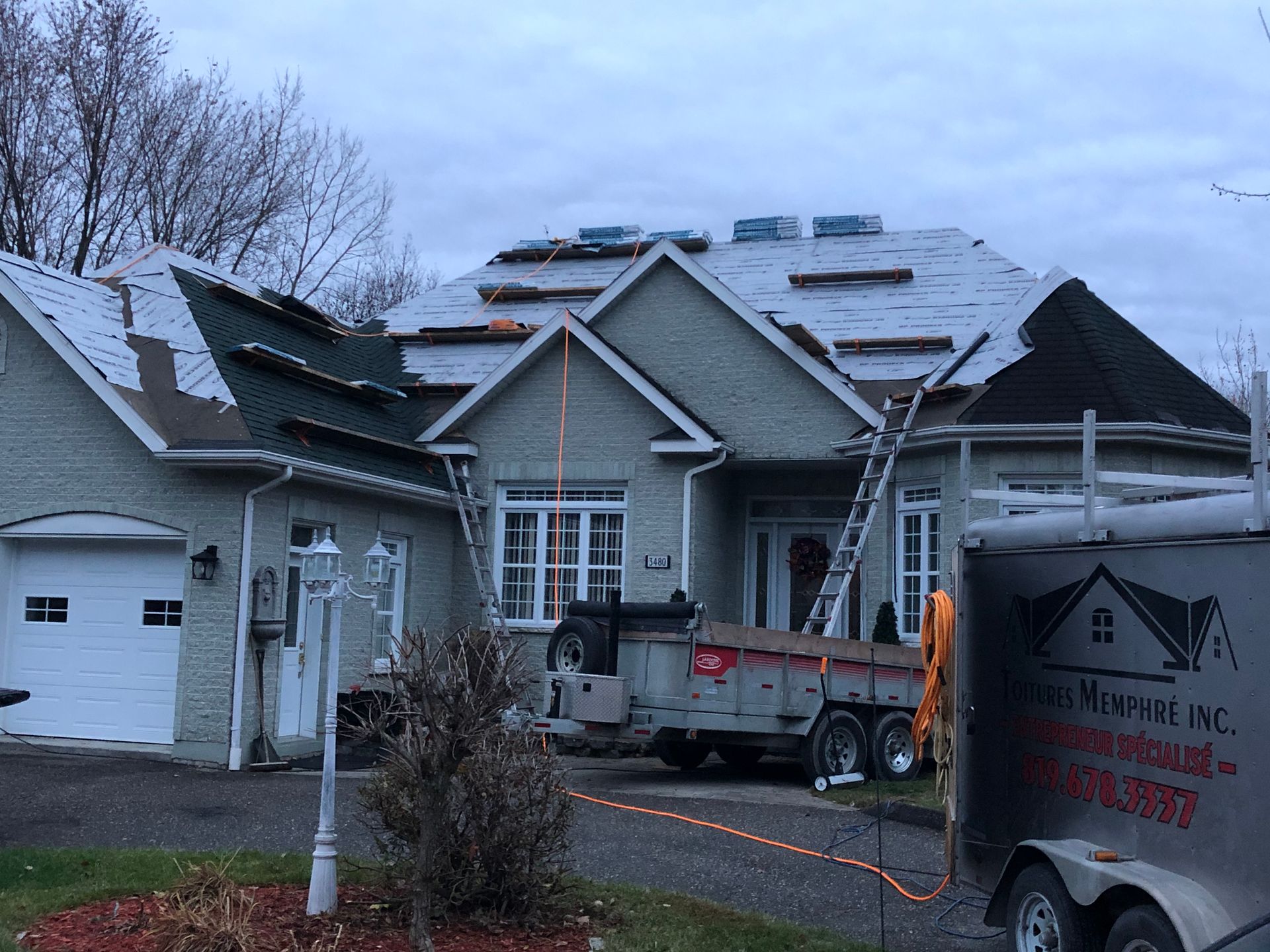 Une maison avec un camion garé devant.
