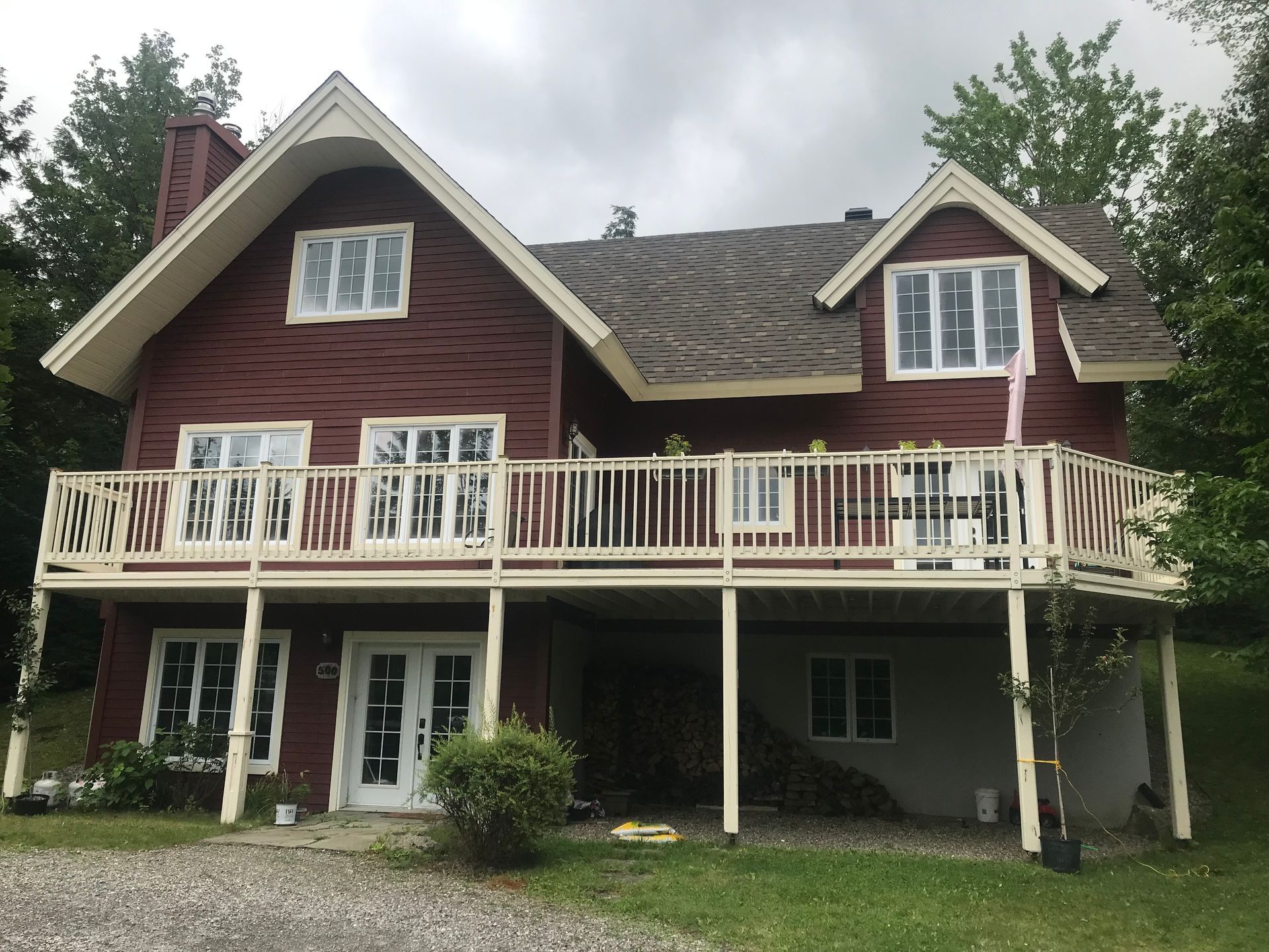 Une grande maison rouge avec un grand balcon