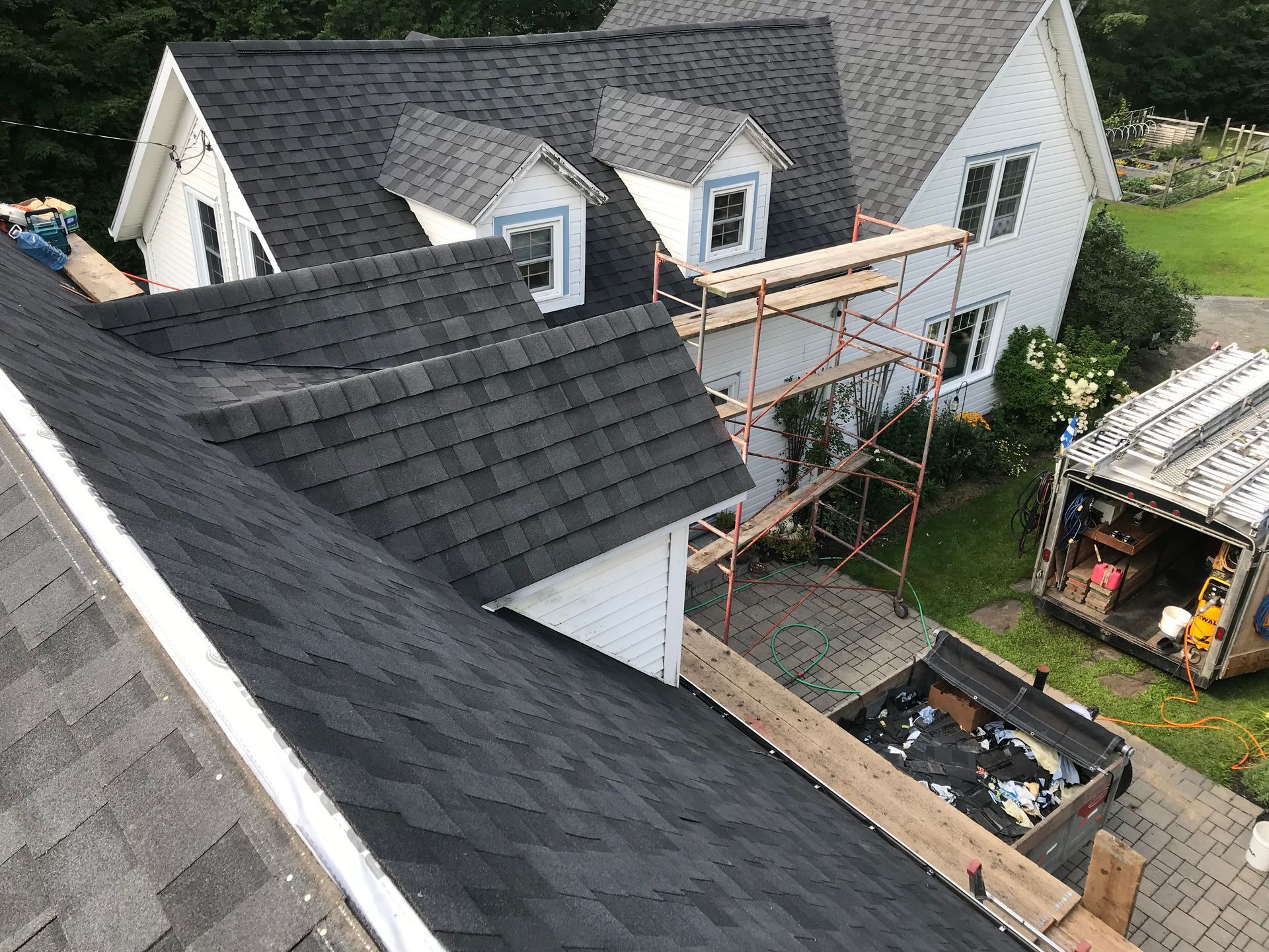 Une vue aérienne d'une maison avec un toit en construction.