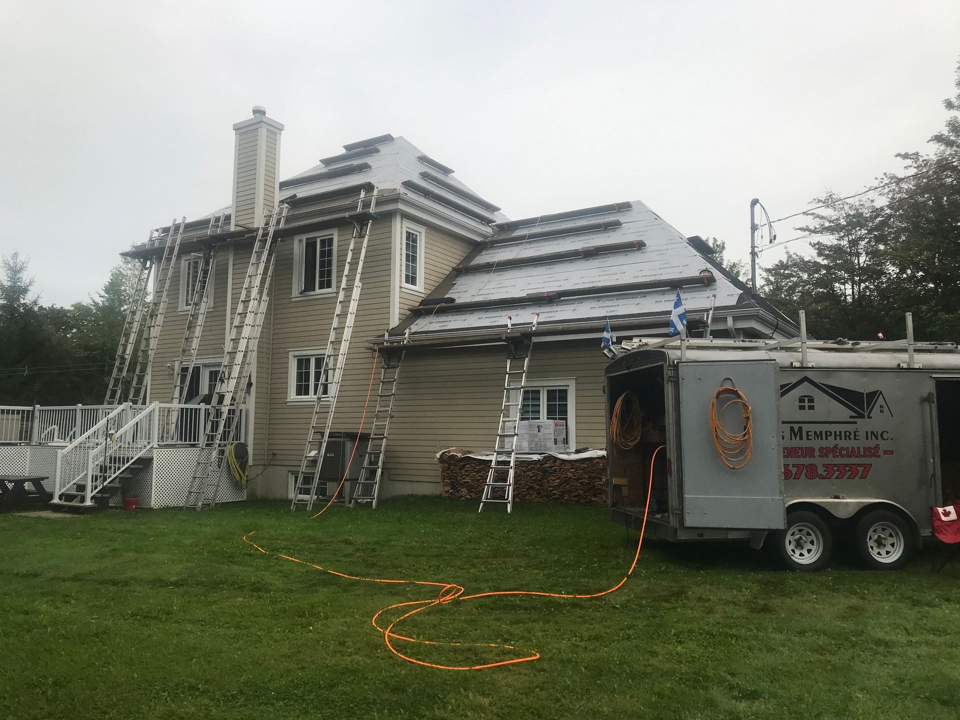 Une maison avec une caravane garée devant.
