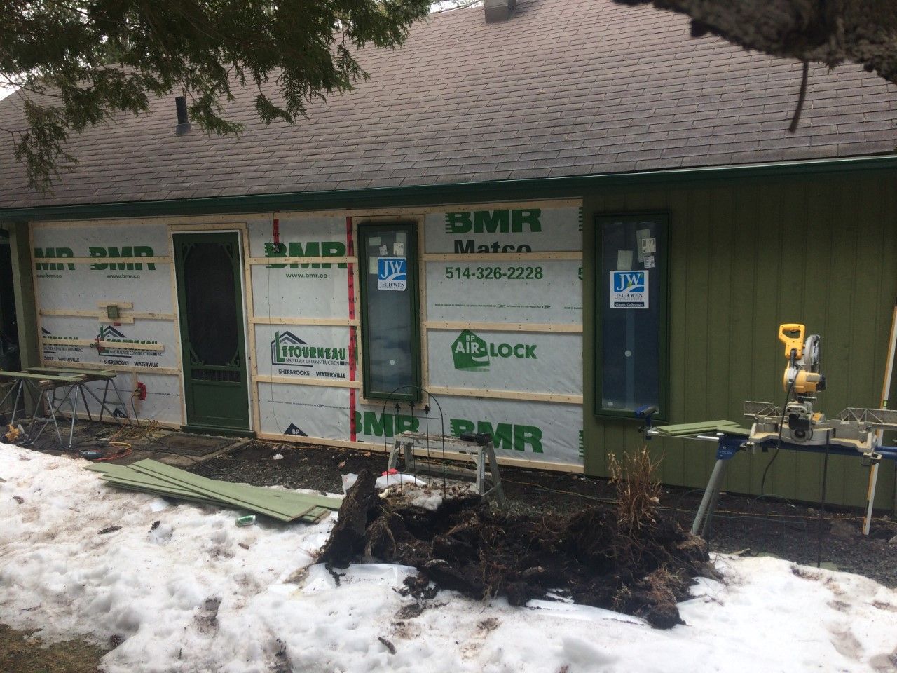 Une serre est en cours de rénovation sous la neige.