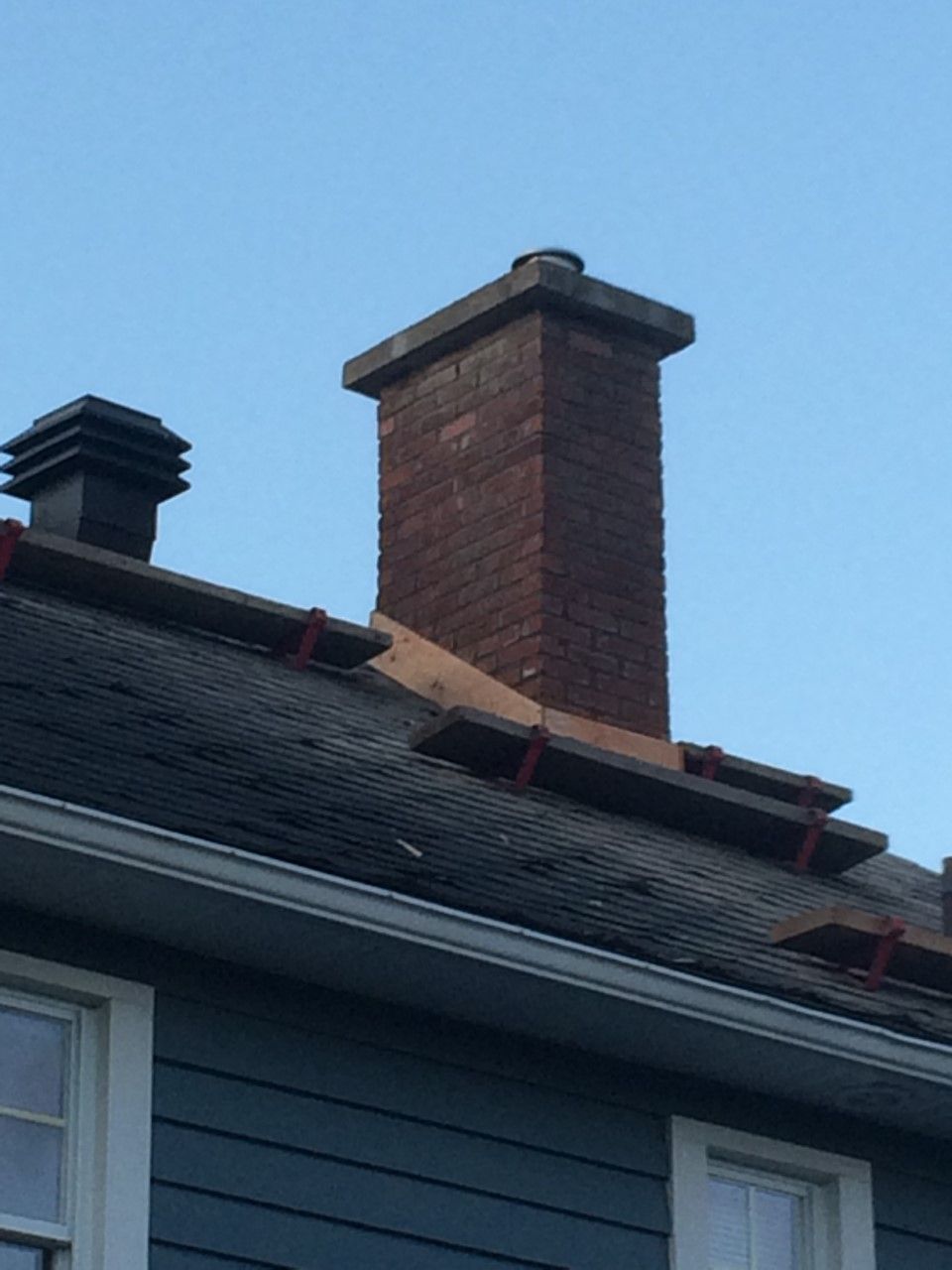 Une cheminée en briques sur le toit d'une maison