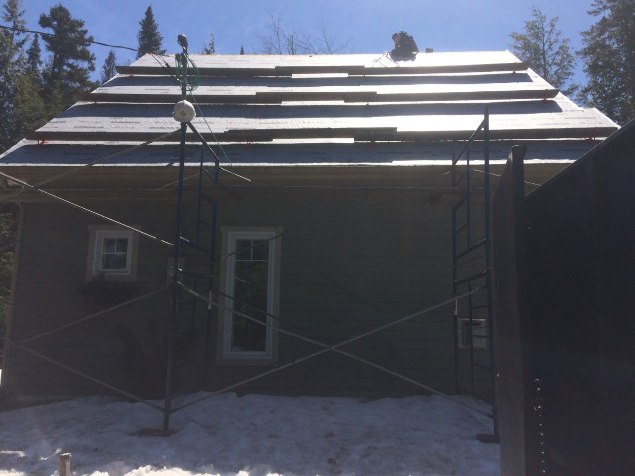 Une maison avec un toit en construction
