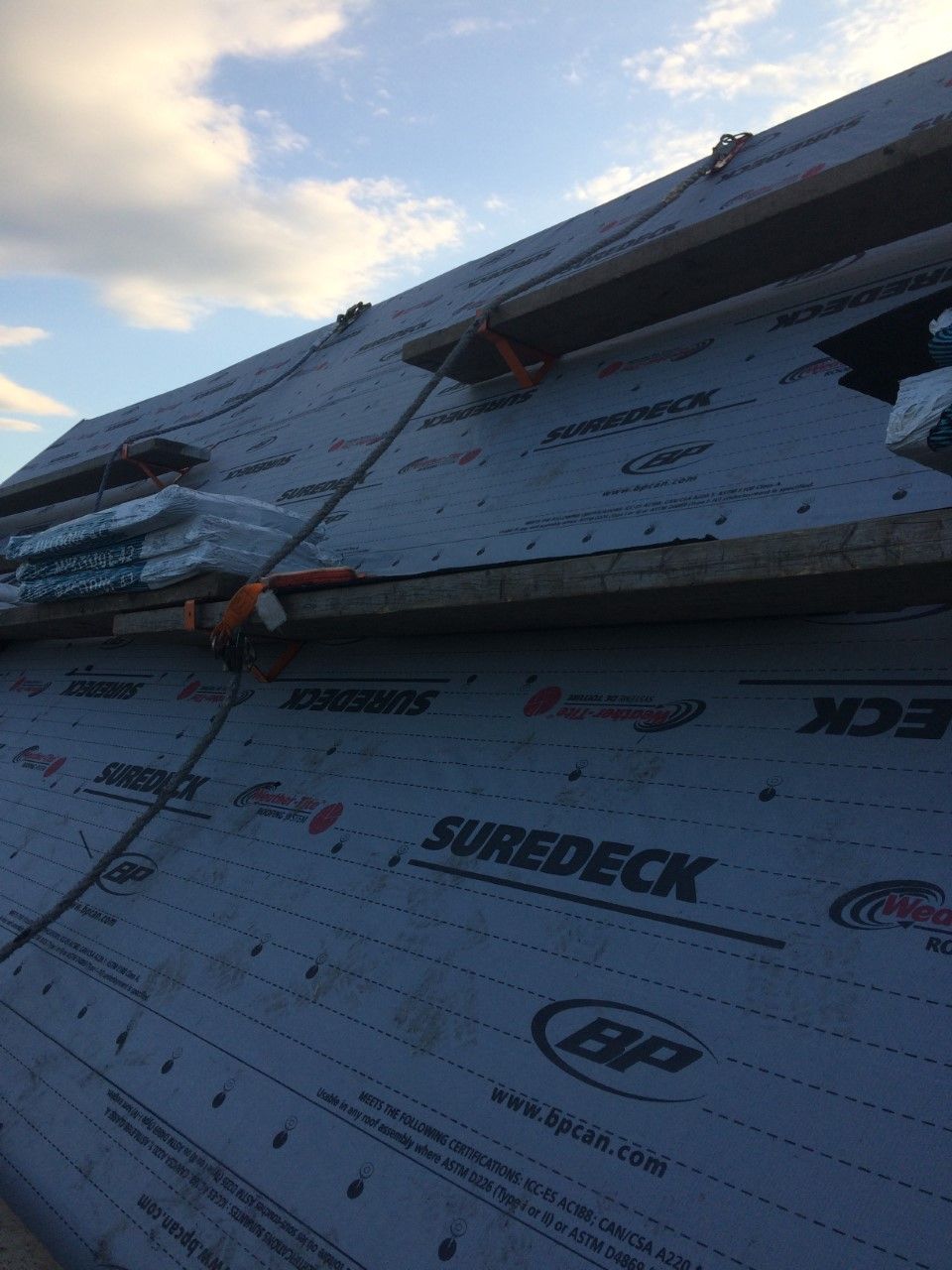 Un toit est recouvert d'une feuille de Suredeck.