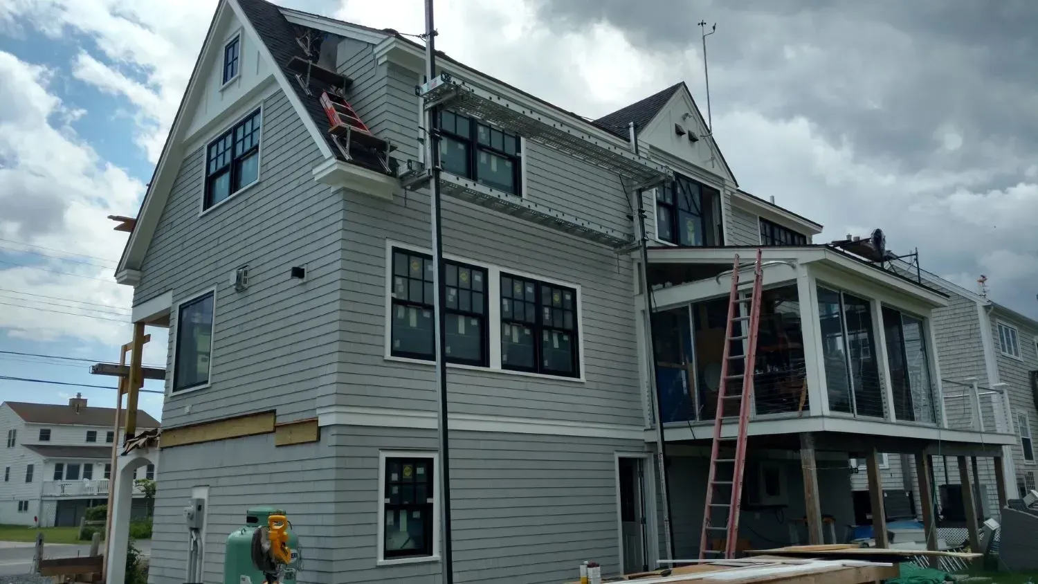 A large white house with a lot of windows is being built.