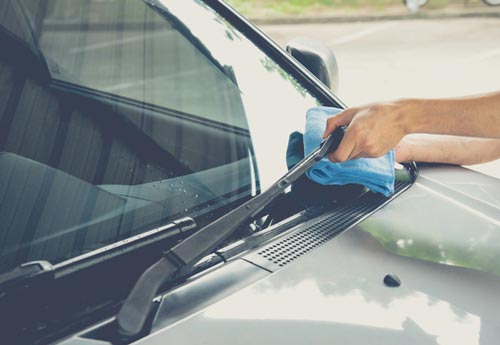 Cleaning windscreen - Auto glass repair in Kankakee, IL