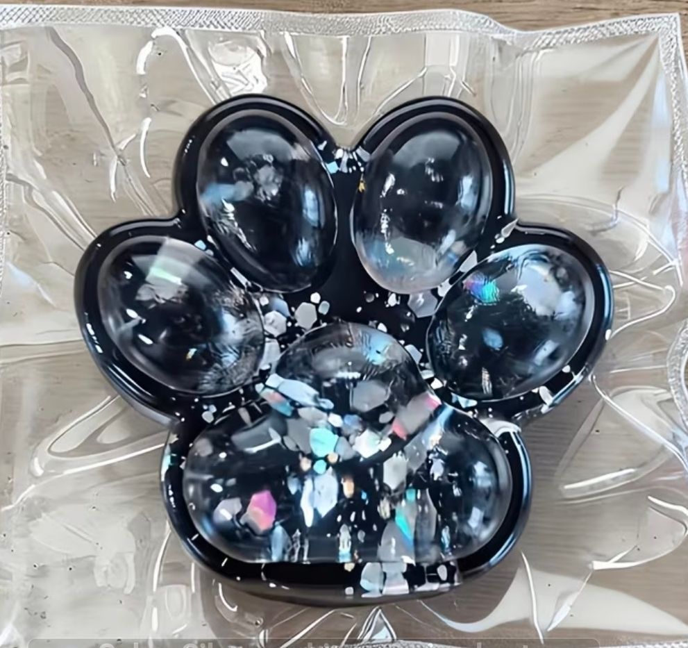 Sparkling black/silver cat paw squishy