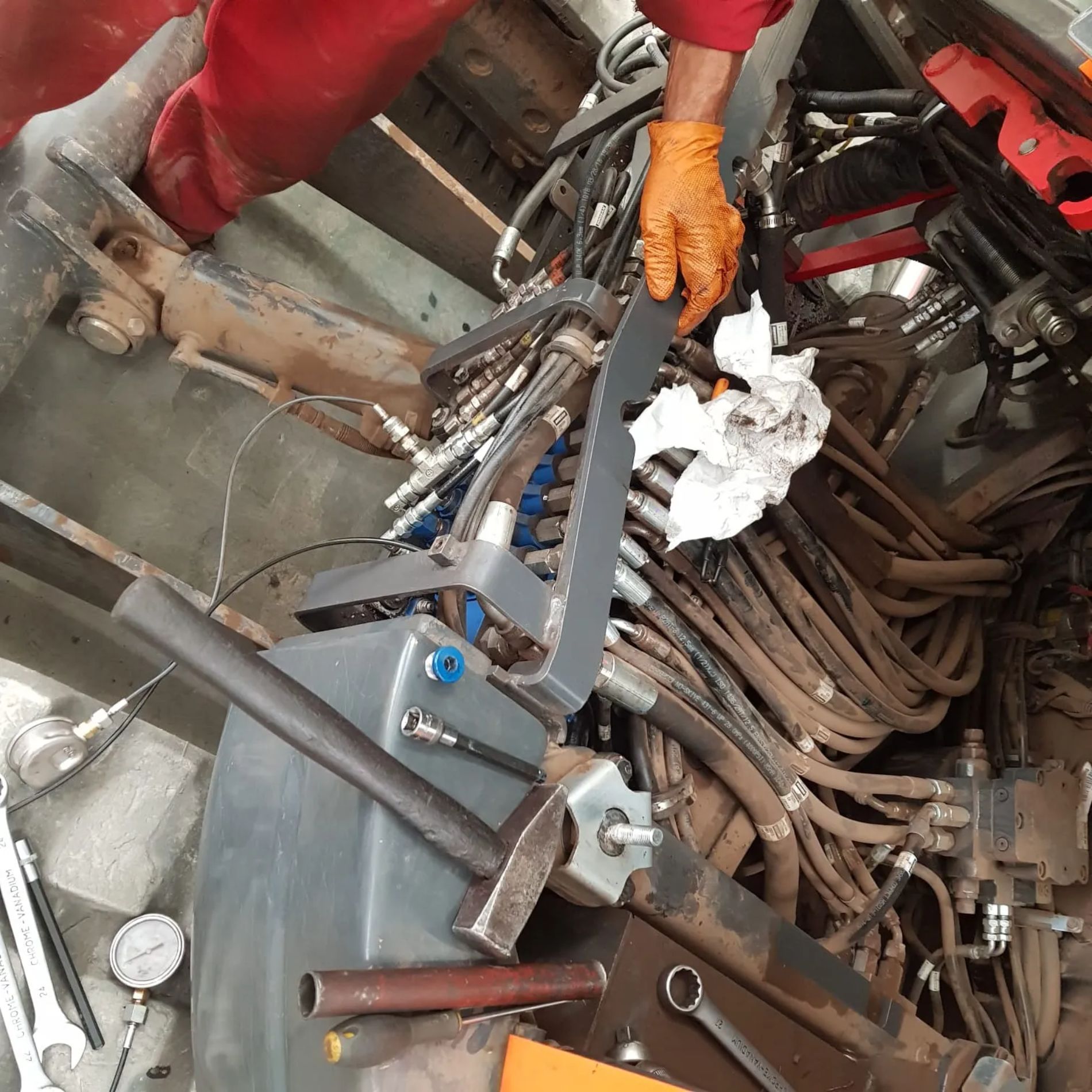 sostituzione ricambio su macchinario