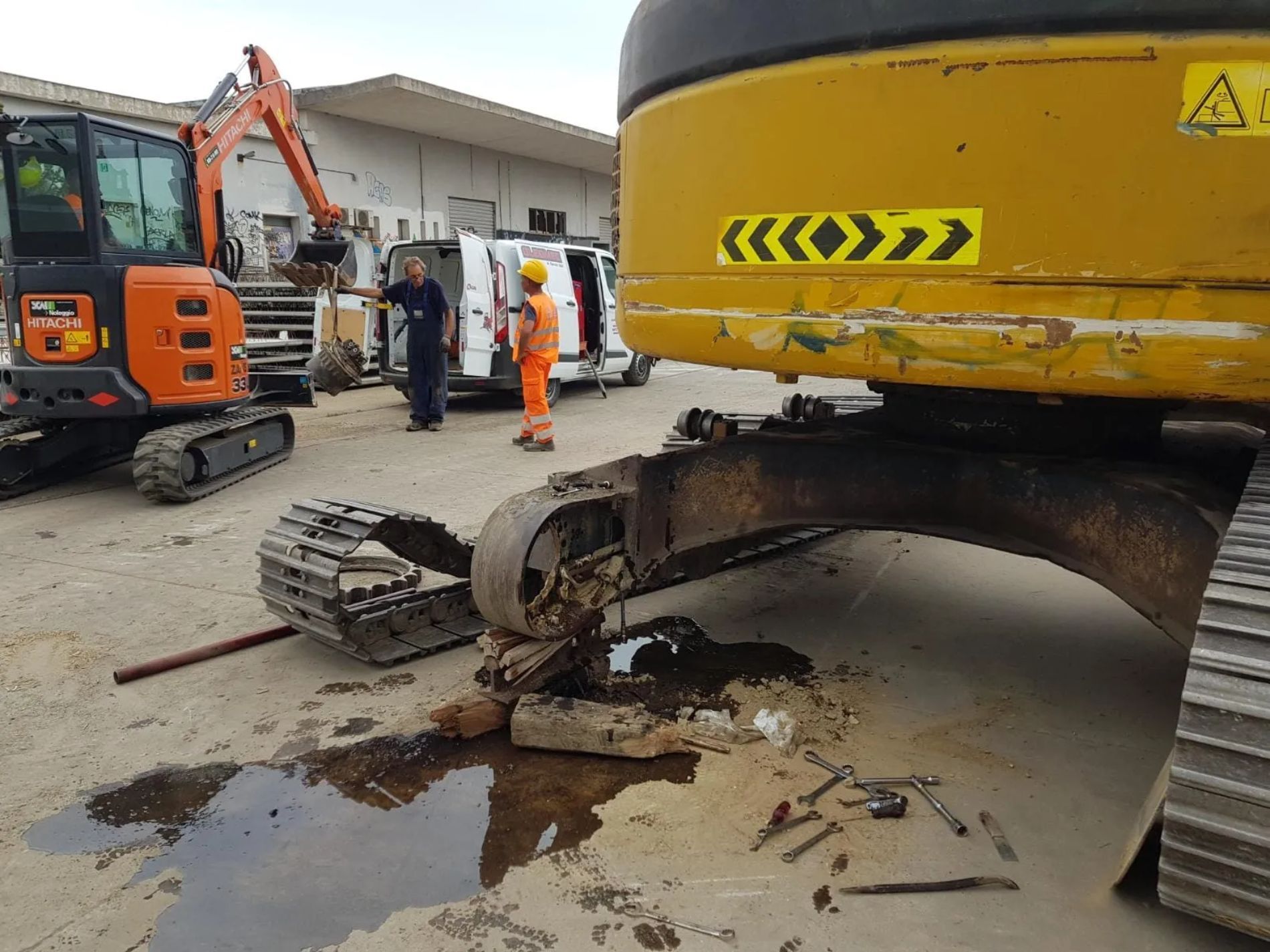 assistenza su uno scavatore