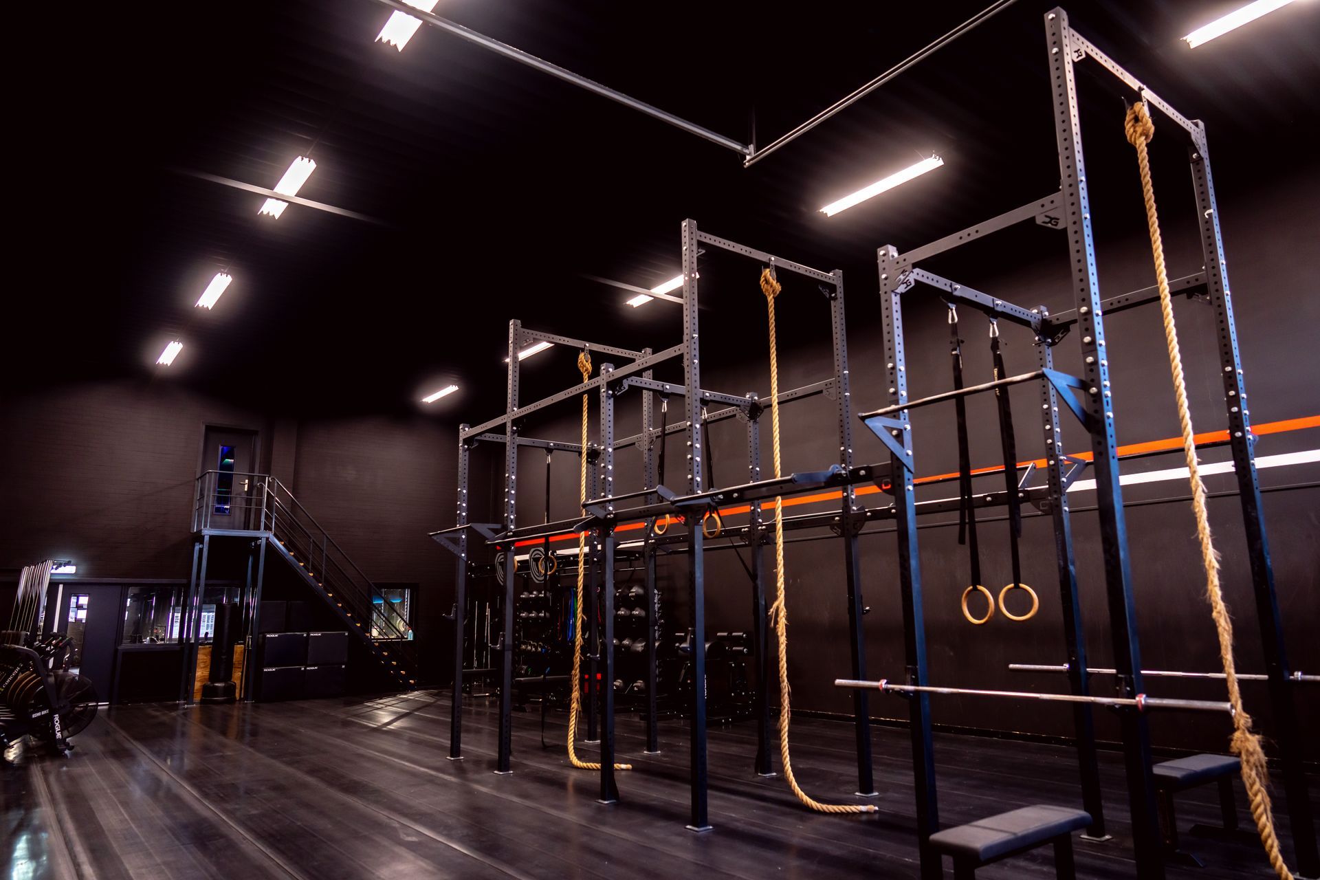 Een sportschool met veel fitnessapparatuur