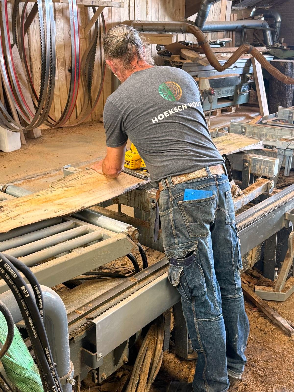Hoeksch Hout zaagt karakteristiek Hoeksche Waards hout dat wordt gebruikt tijdens de schilderworkshops.
