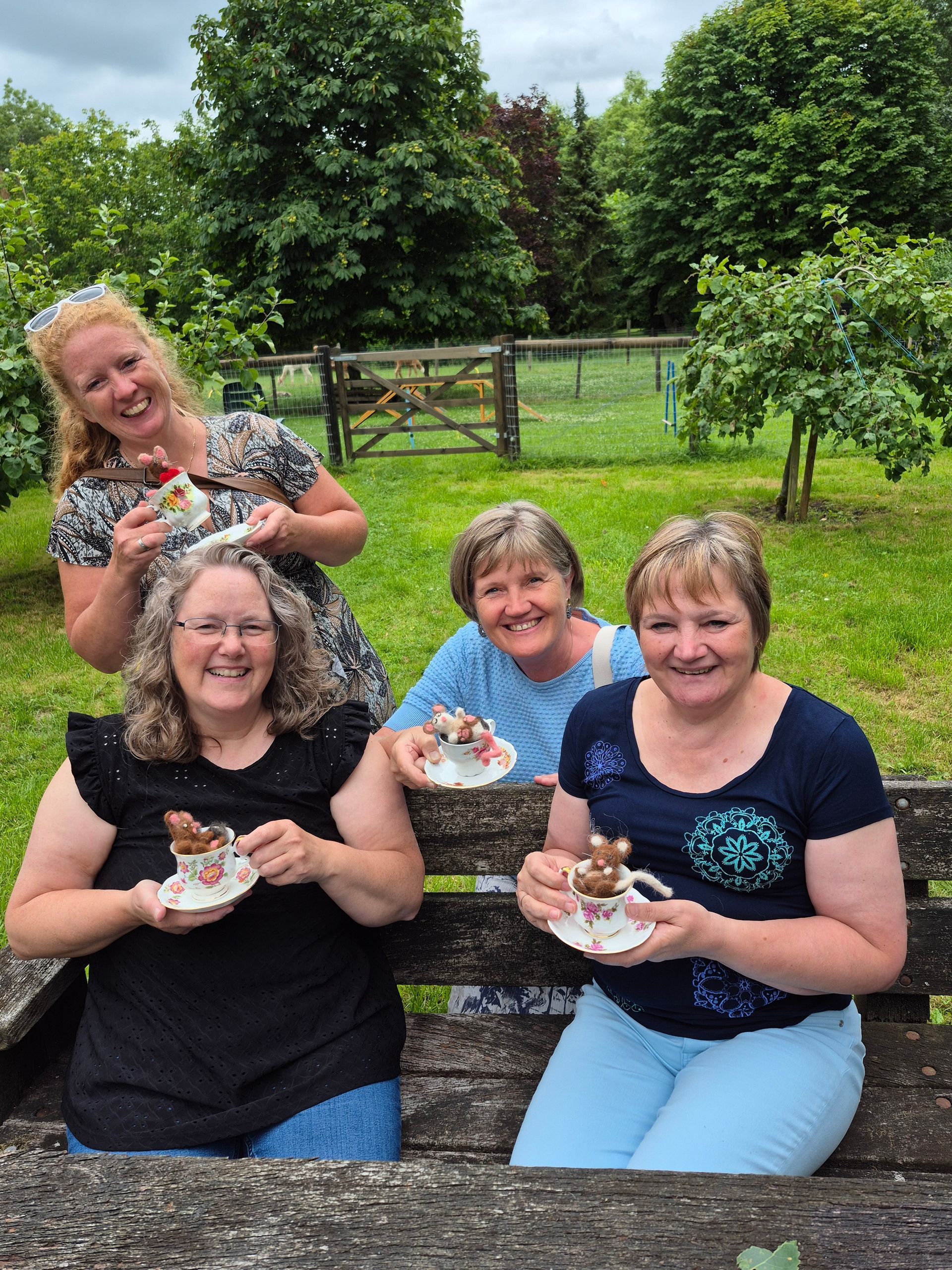 Deelnemers na een workshop Naaldvilten met hun zelfgemaakt, naaldgevilt muisje in een vintage theekopje.