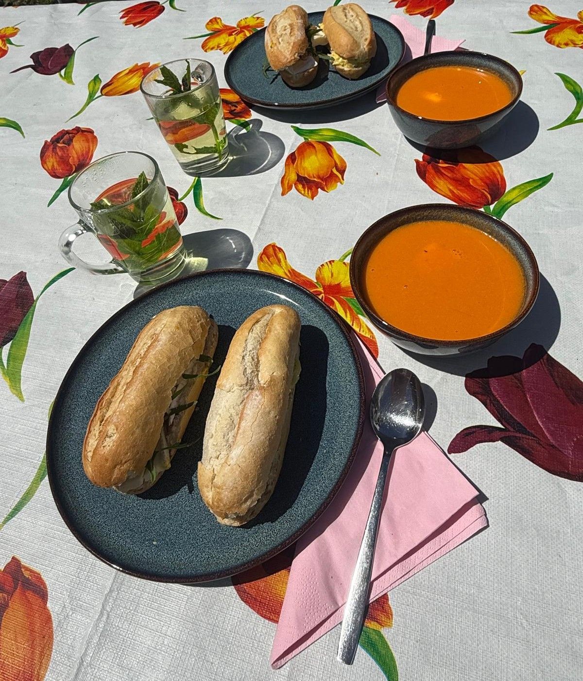 Vegetarische lunch op een sfeervol gedekte tafel in landelijke omgeving.